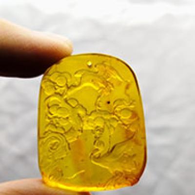 Mặt dây hổ phách